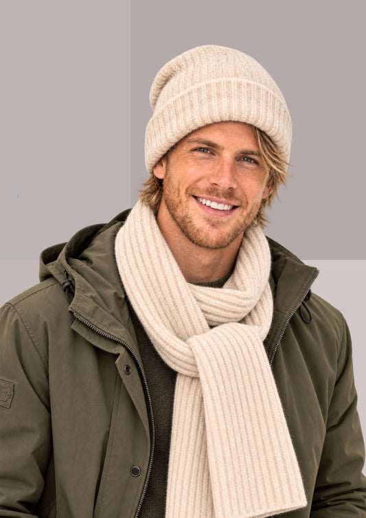 Bonnet et écharpe sable, ensemble homme en maille côtelée chaude, porté avec une veste olive décontractée | Cap-Chapeau