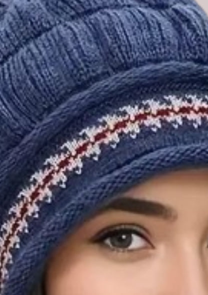 Bonnet pompons bleu détail | Cap-Chapeau