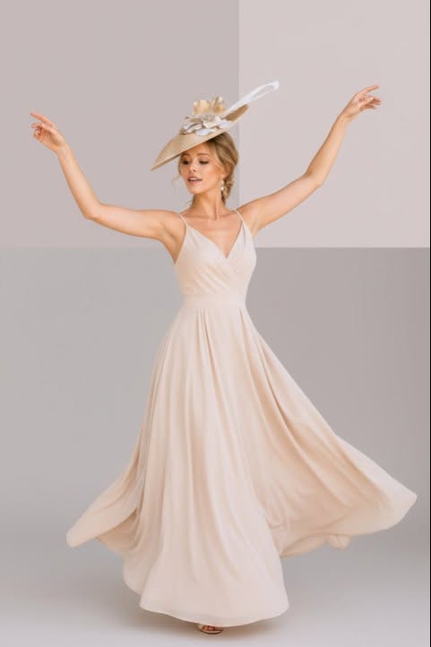 Capeline de mariage colorimétrie Printemps, réalisée dans un beige chaud et naturel. Les fleurs ivoire et les plumes coordonnées composent un ensemble doux, lumineux et parfaitement adapté aux cérémonies de jour | Cap-Chapeau