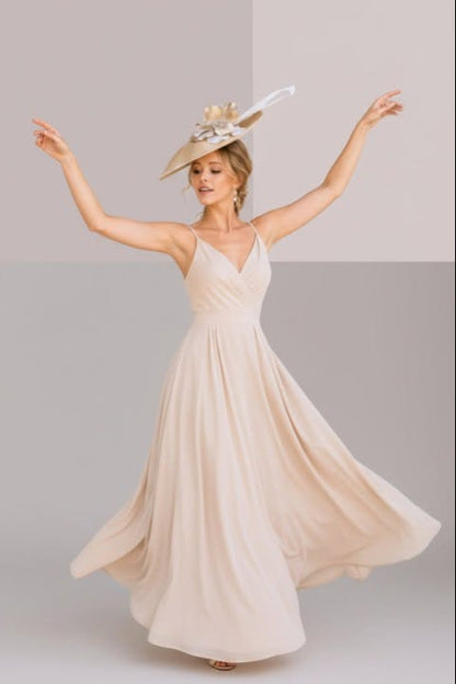 Capeline de mariage colorimétrie Printemps, réalisée dans un beige chaud et naturel. Les fleurs ivoire et les plumes coordonnées composent un ensemble doux, lumineux et parfaitement adapté aux cérémonies de jour | Cap-Chapeau