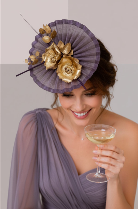 Chapeau chic femme de couleur violette avec décoration de fleurs dorées et plumes, accessoire de tête de cérémonie raffiné | Cap-hapeau