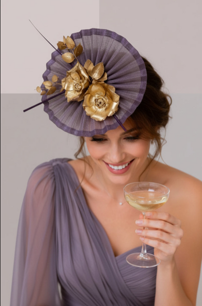 Chapeau chic femme de couleur violette avec décoration de fleurs dorées et plumes, accessoire de tête de cérémonie raffiné | Cap-hapeau