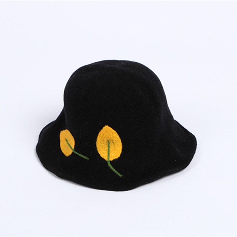Cloche femme noir avec décoration 2 feuilles jaune chaud de côté | Cap-Chapeau