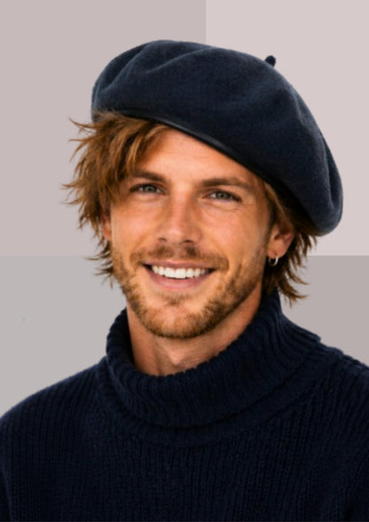 Homme sexy avec beret bleu marine et coll roulé | Cap-Chapeau