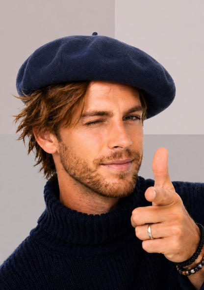 Homme sexy avec beret bleu marine et coll roulé | Cap-Chapeau