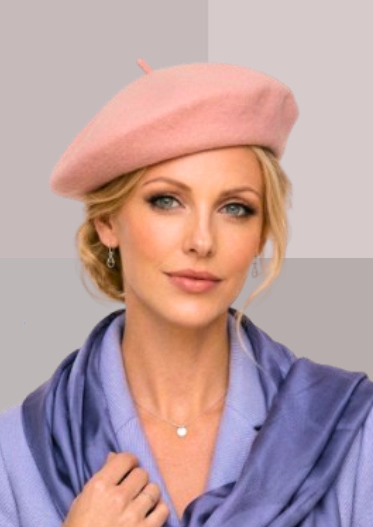 jeune femme bonde avec beret rose et vêtements bleus | Cap-Chapeau