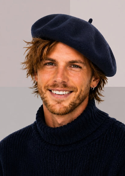 Homme sexy avec beret bleu marine et coll roulé | Cap-Chapeau