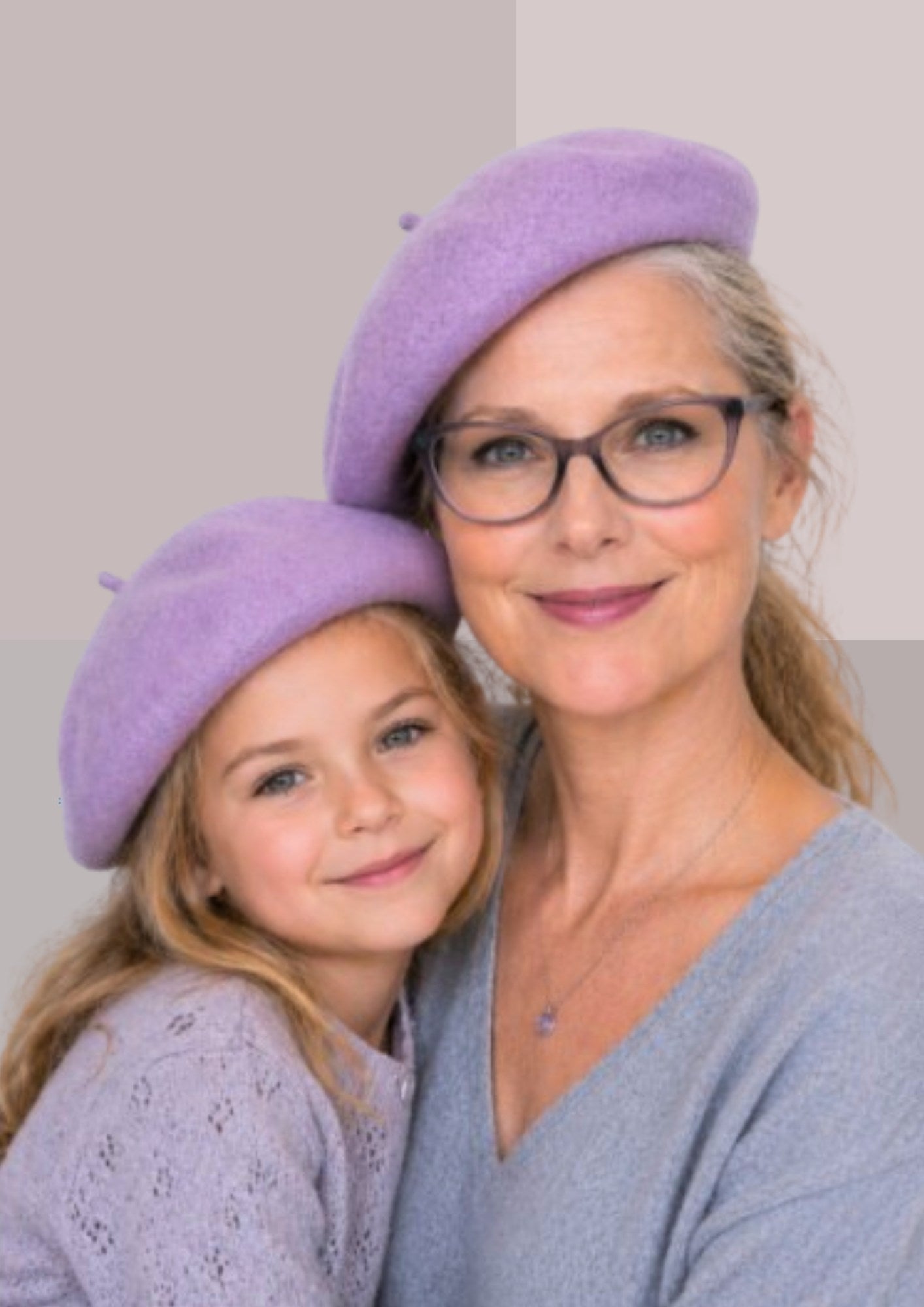 beret basque ou bearnais parme pour enfant et adulte - Maman avec son enfant dans les bras.   | Cap-Chapeau