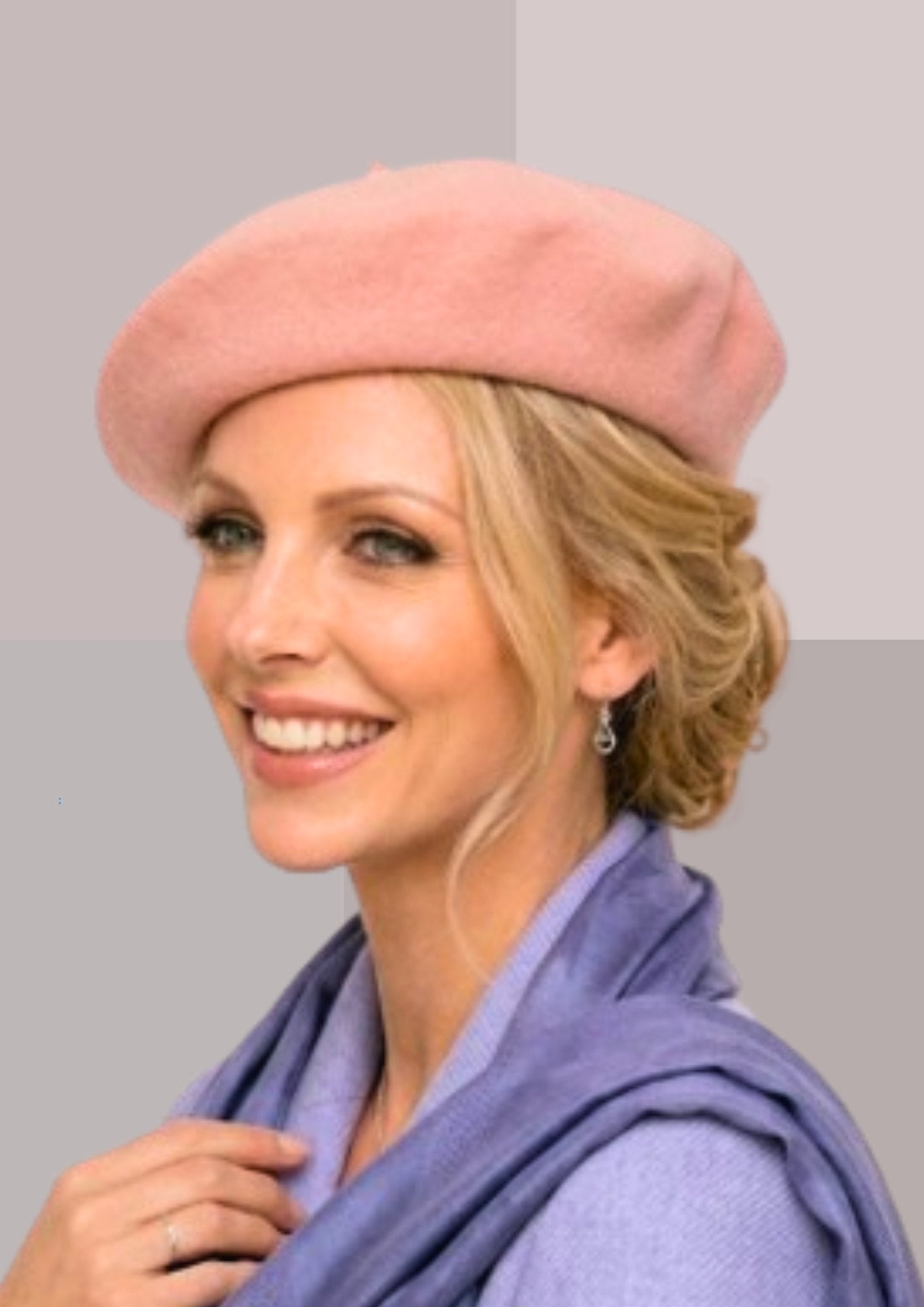 femme bonde avec beret rose et vêtements bleus | Cap-Chapeau