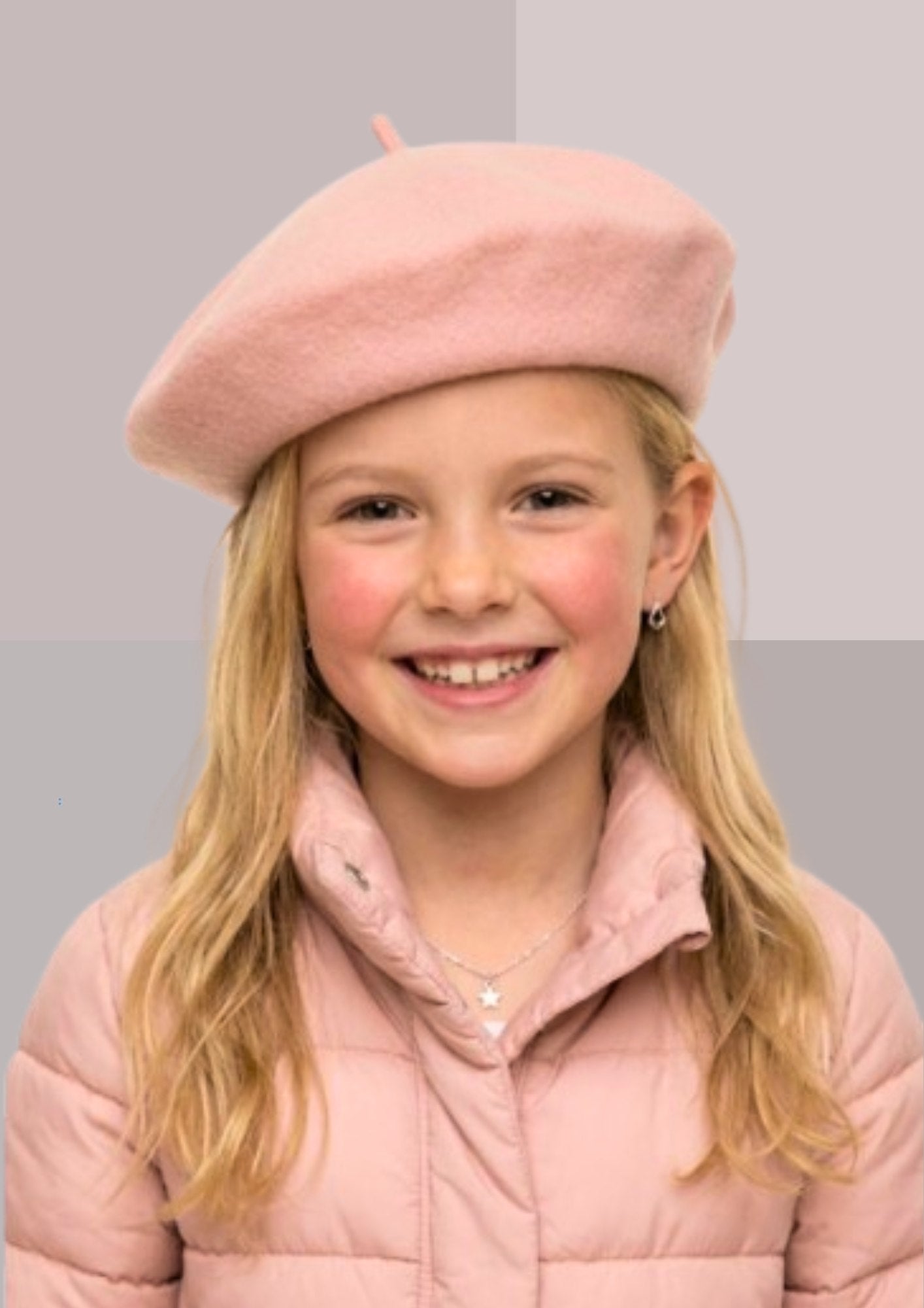 Petite fille blonde souriante avec joli béret rose et anorak doudoune rose assorti | Cap-Chapeau. 