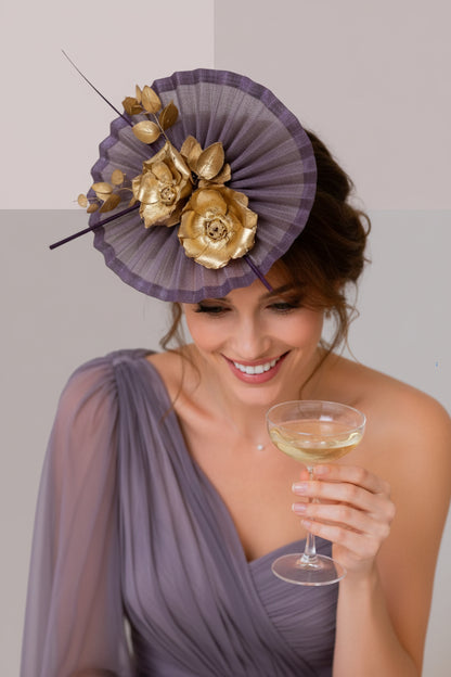 Chapeau chic femme de couleur violette avec décoration de fleurs dorées et plumes, accessoire de tête de cérémonie raffiné | Cap-hapeau