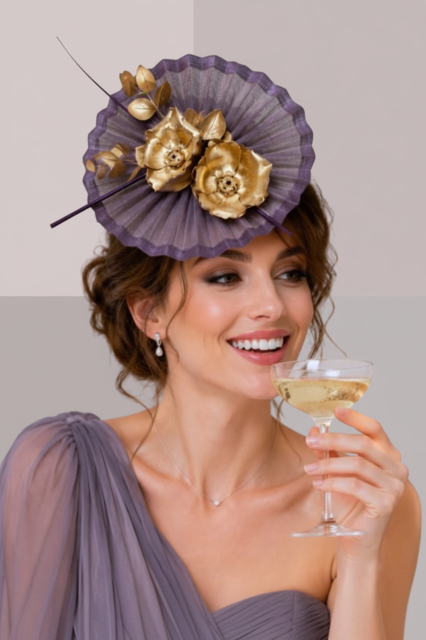 Coiffe de cérémonie violette et or sur une coiffure de fête avec chignon, chapeau bibi chic pour réception et mariage de prestige | Cap-Chapeau