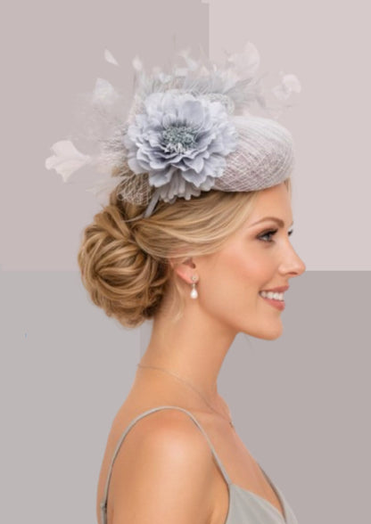 Bibi chic gris perle avec fleur romantique, voilette à pois et plumes raffinées | Cap-Chapeau