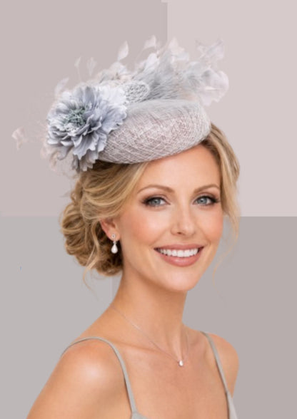 Bibi chic gris perle vu de trois-quarts, élégant fascinateur de cérémonie aux reflets nacrés | Cap-Chapeau