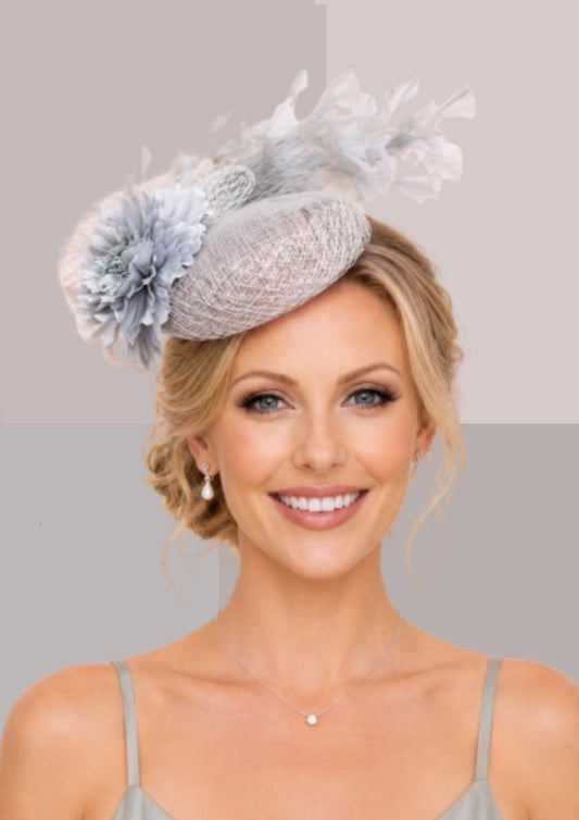 Bibi chic gris perle porté de face, fleur délicate, voilette légère et plumes aériennes | Cap-Chapeau