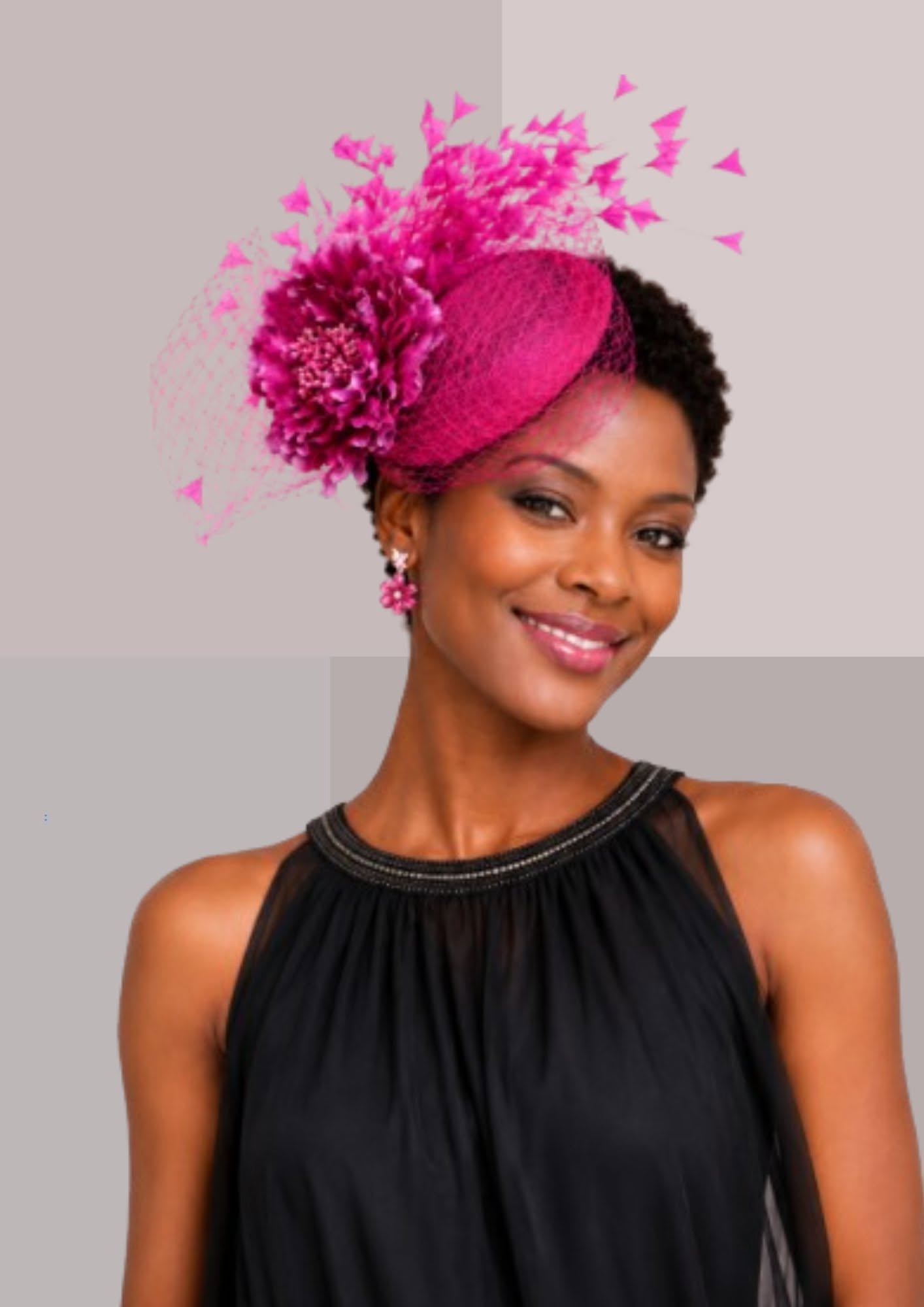 Fascinateur magenta orné de plumes et fleurs | Cap-Chapeau