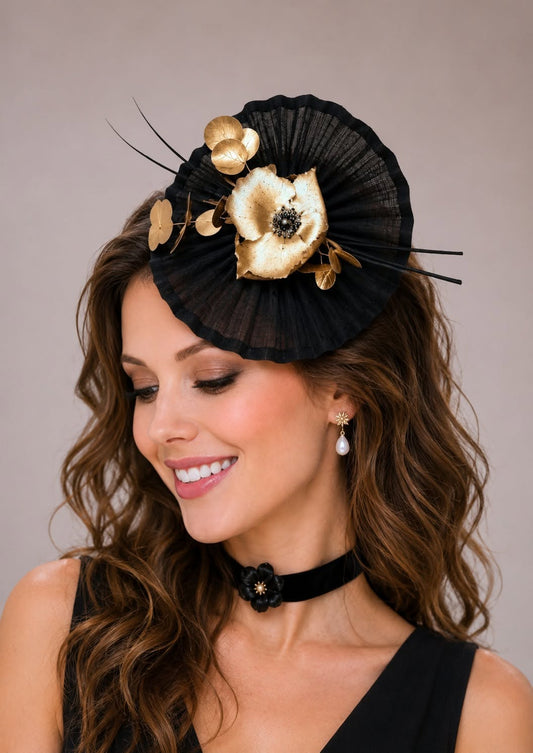 Bibi de cheveux noir porté de côté, orné de fleurs et de plumes, accessoire de tête raffiné pour mariage, cocktail, soirée de gala, cérémonie, opéra ou réception élégante | Cap-Chapeau