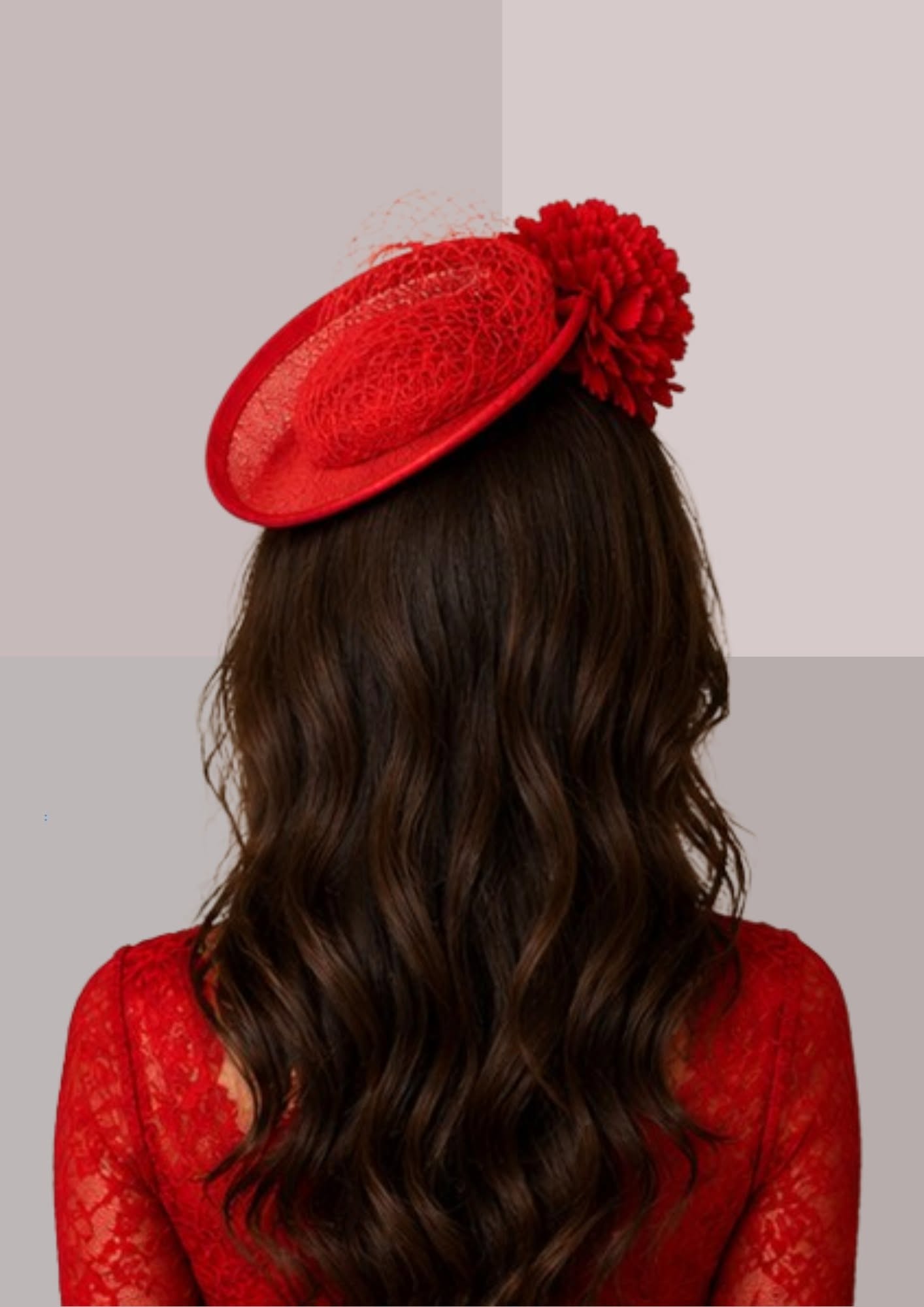 Vue arrière du bibi cheveux rouge mettant en valeur son porté naturel, son équilibre sur la coiffure et l'élégance de son maintien | Cap-Chapeau