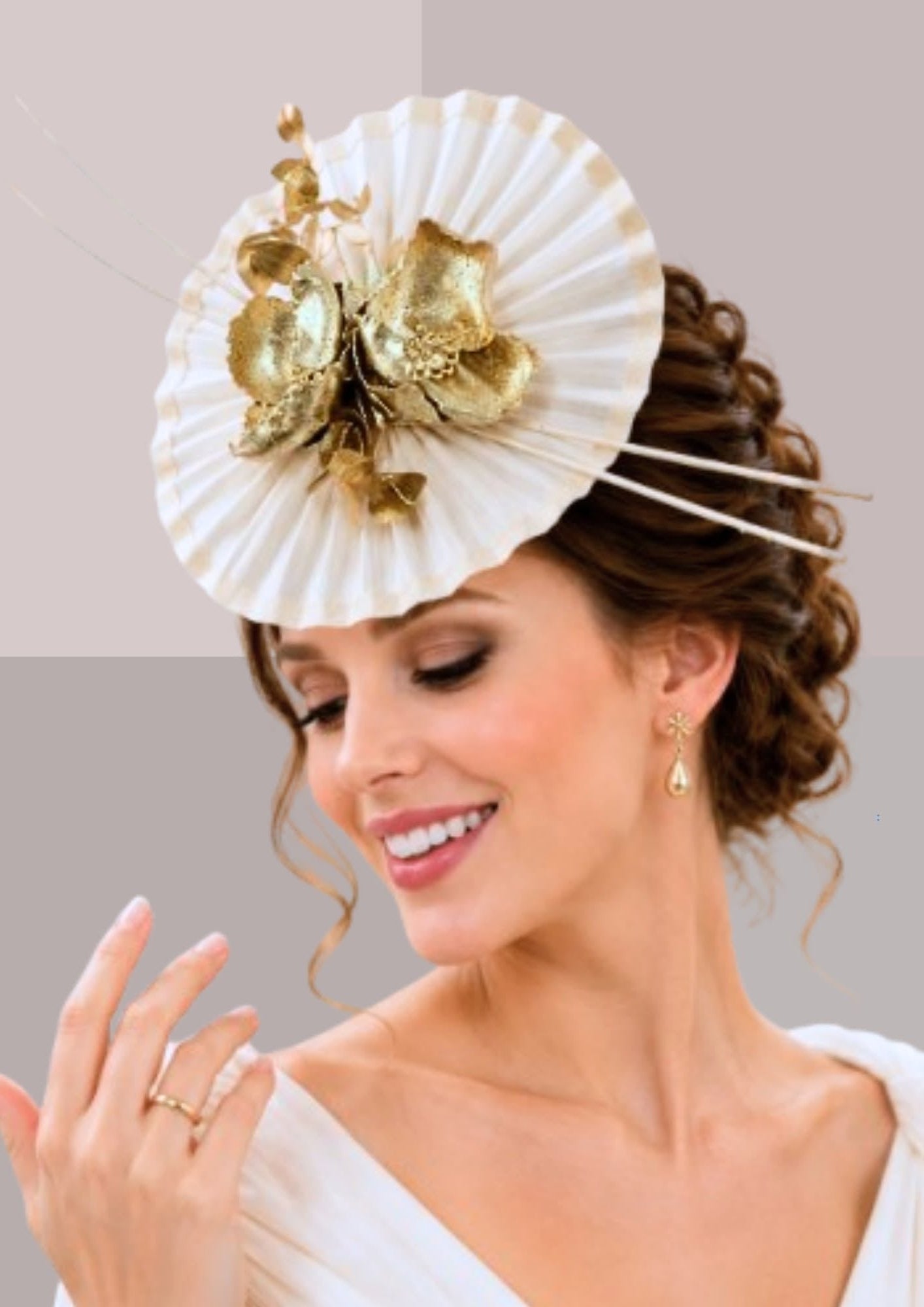 Bibi de soirée blanc cassé et doré en forme de disque plissé, accessoire de tête haut de gamme pour grande réception | Cap-Chpeau