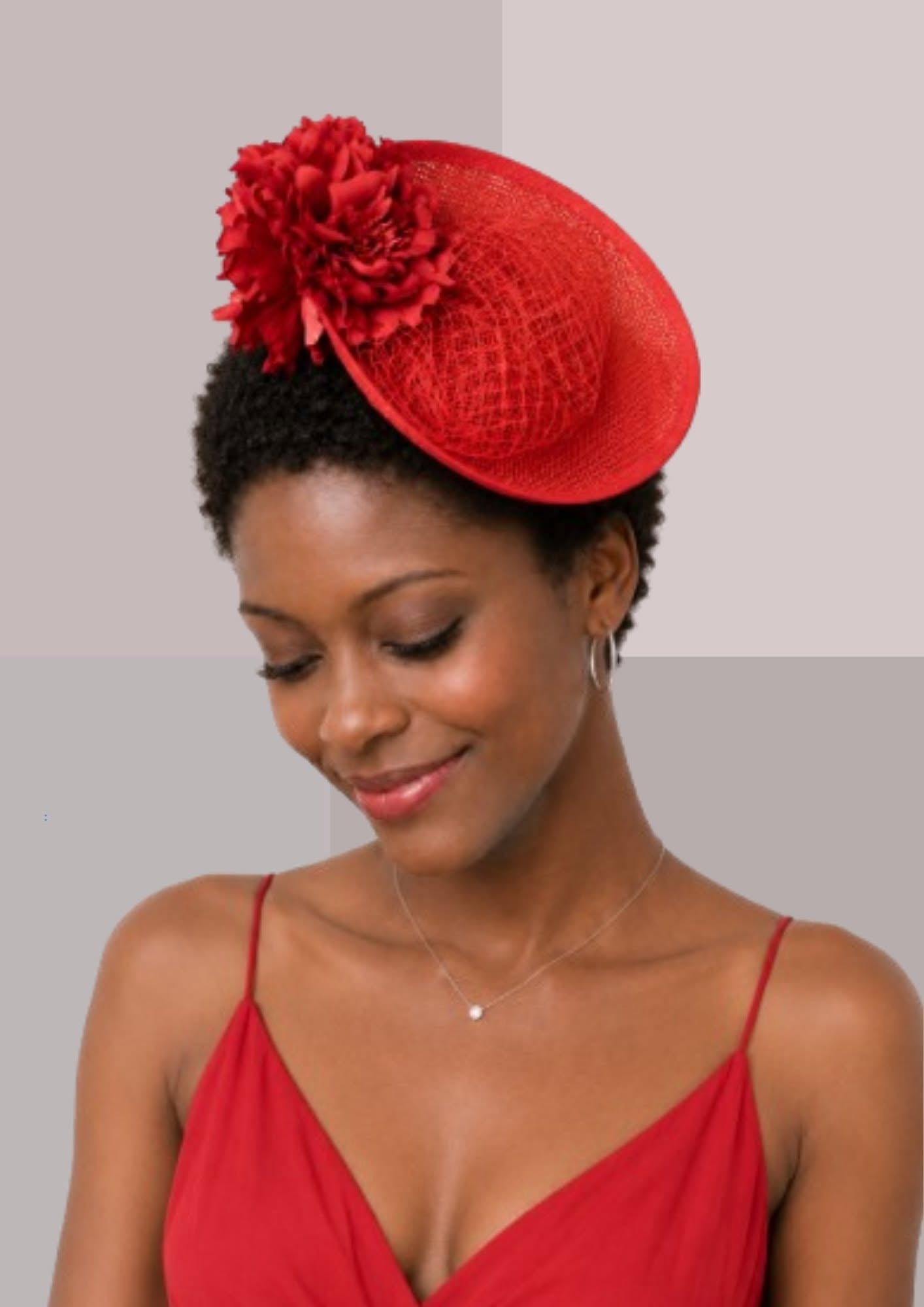 Bibi rouge porté par une femme aux cheveux courts, avec grande fleur assortie et plateau incliné pour une allure élégante de mariage ou de cérémonie | Cap-Chapeau