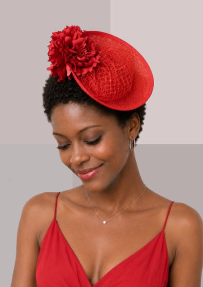 Bibi rouge porté par une femme aux cheveux courts, avec grande fleur assortie et plateau incliné pour une allure élégante de mariage ou de cérémonie | Cap-Chapeau