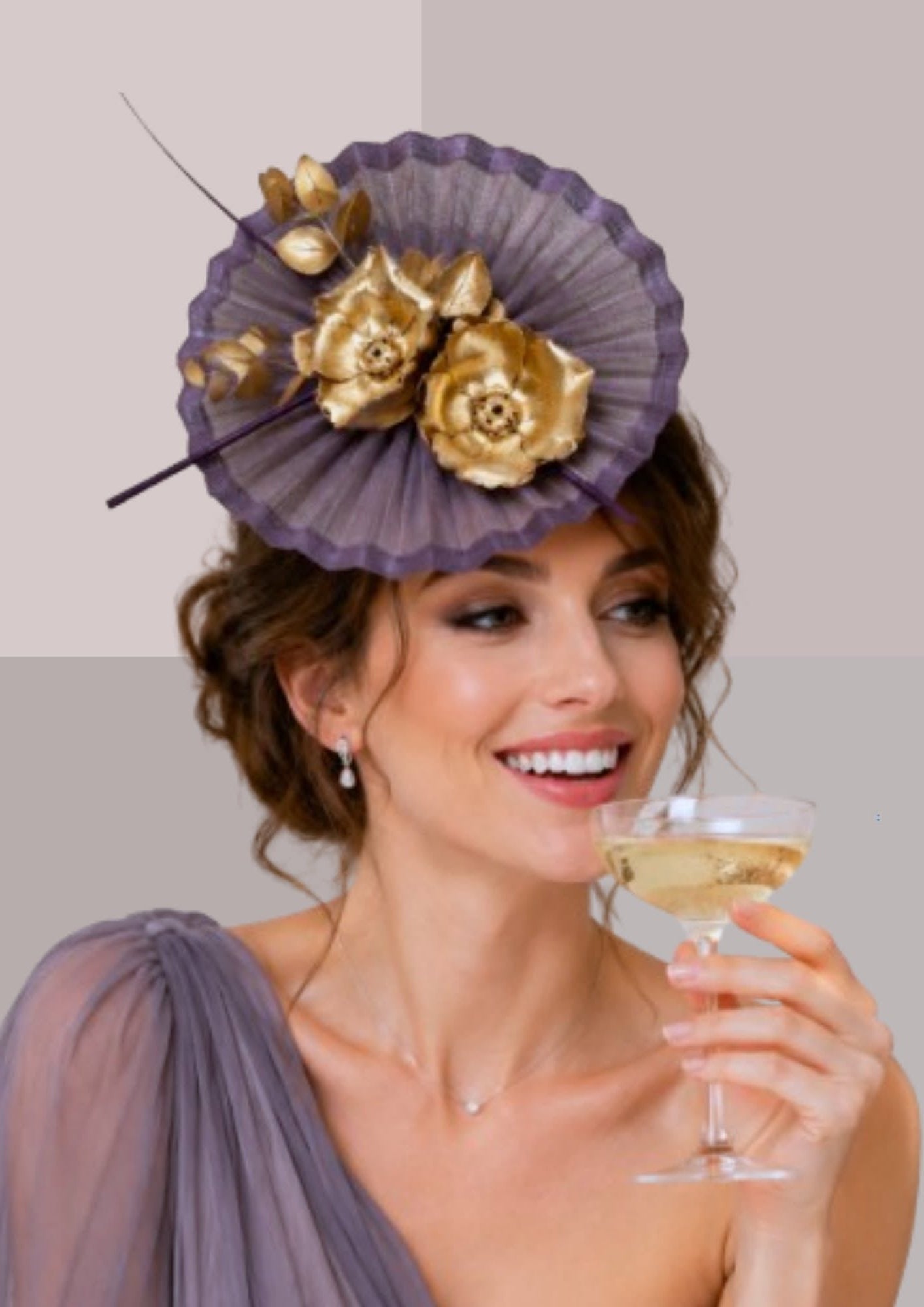 Coiffe de cérémonie violette et or sur une coiffure de fête avec chignon, chapeau bibi chic pour réception et mariage de prestige | Cap-Chapeau