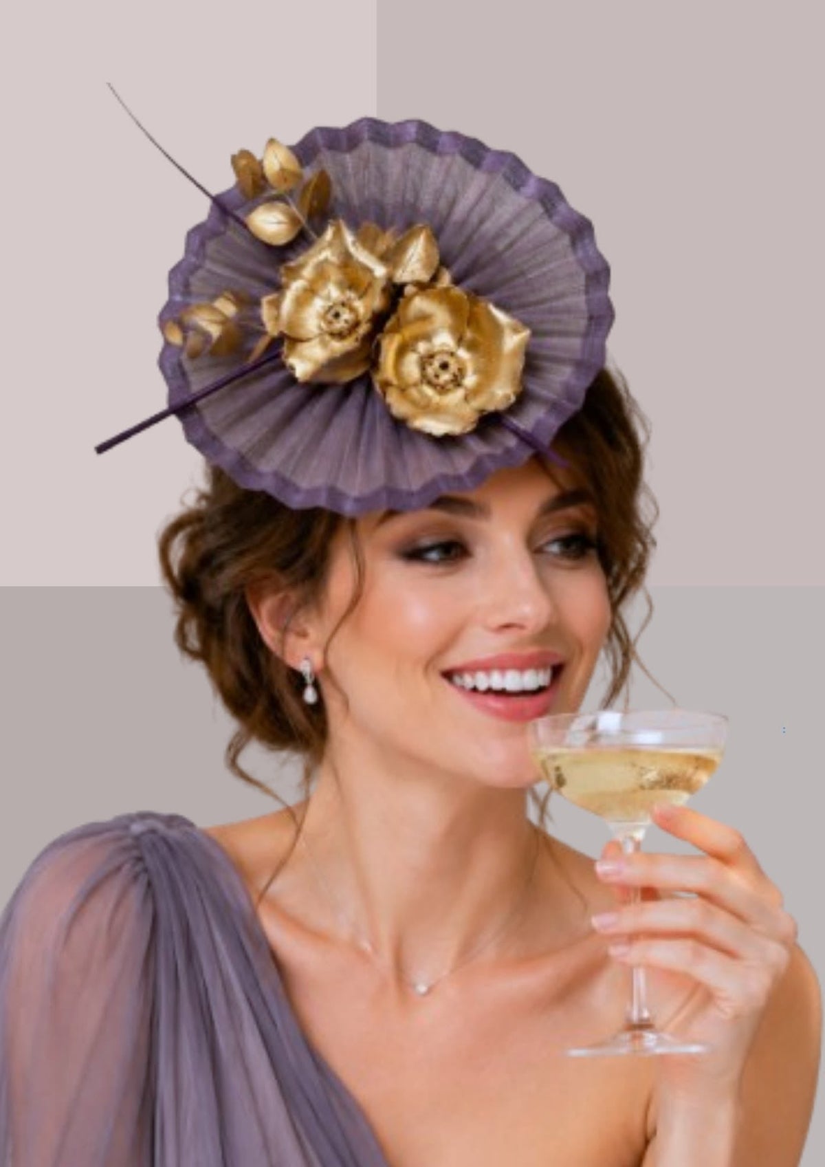 Coiffe de cérémonie violette et or sur une coiffure de fête avec chignon, chapeau bibi chic pour réception et mariage de prestige | Cap-Chapeau