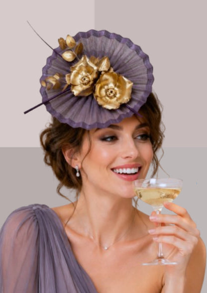 Coiffe de cérémonie violette et or sur une coiffure de fête avec chignon, chapeau bibi chic pour réception et mariage de prestige | Cap-Chapeau