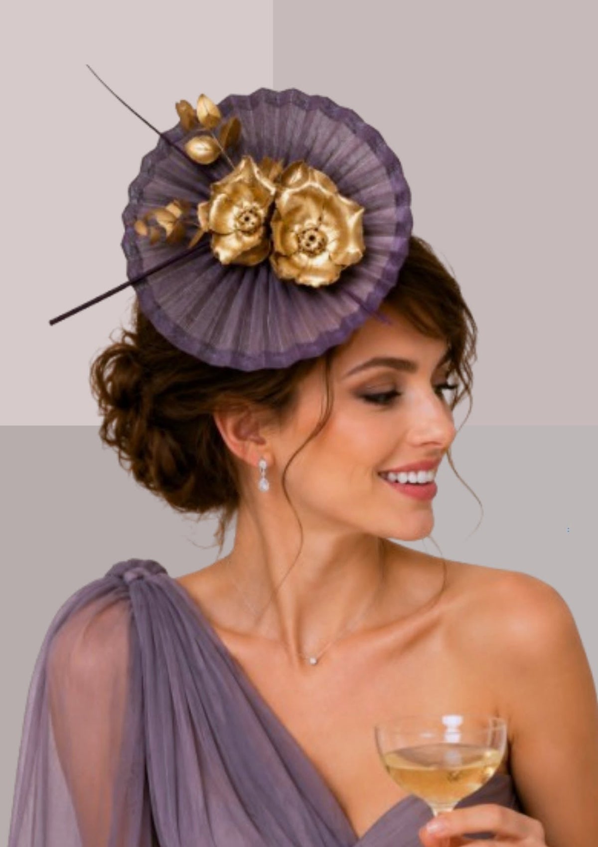 Chapeau chic femme de couleur violette avec décoration de fleurs dorées et plumes, accessoire de tête de cérémonie raffiné | Cap-Chapeau