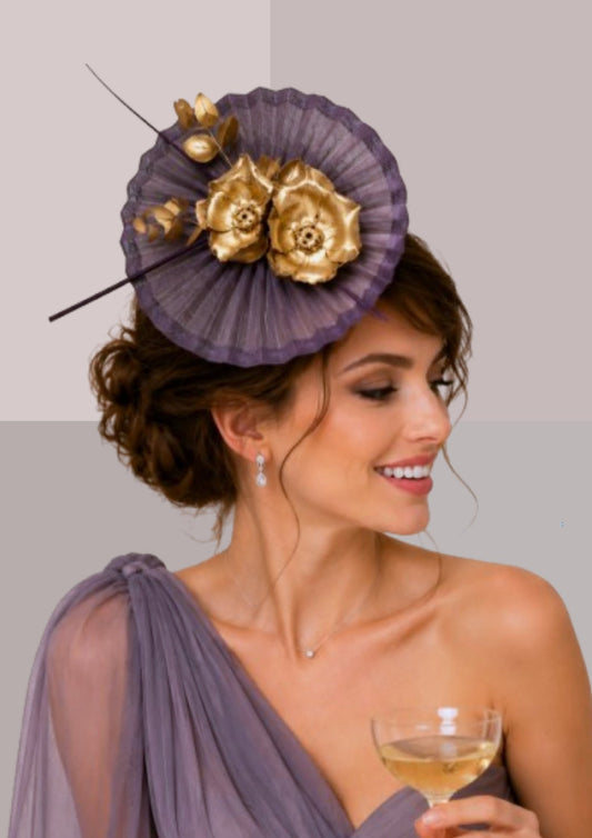 Chapeau chic femme de couleur violette avec décoration de fleurs dorées et plumes, accessoire de tête de cérémonie raffiné | Cap-Chapeau