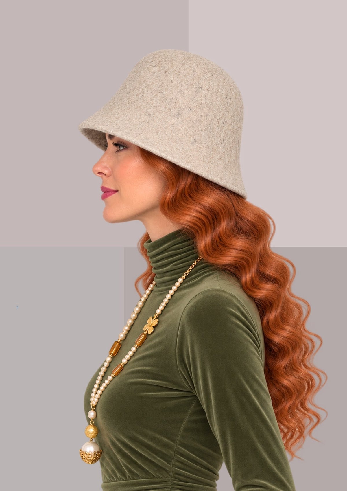 Bob femme chic beige grège chiné, porté de profil, chapeau hiver femme souple et chaud au bord descendant | Cap-Chapeau