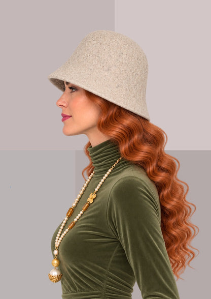 Bob femme chic beige grège chiné, porté de profil, chapeau hiver femme souple et chaud au bord descendant | Cap-Chapeau