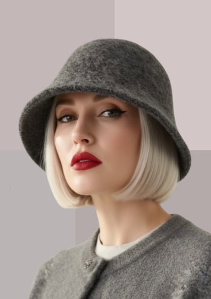 Bob femme chic gris, vue rapprochée de trois-quarts, matière texturée, calotte arrondie et bord souple | Cap-Chapeau