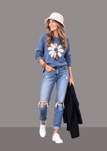 Bob femme chic blanc, porté en pied avec pull bleu et jean, bob pour l’hiver associé à une tenue casual chic | Cap-Chapeau