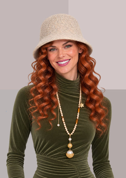 Bob femme chic beige grège chiné porté de face, chapeau chaud enveloppant le visage avec douceur et élégance | Cap-Chapeau