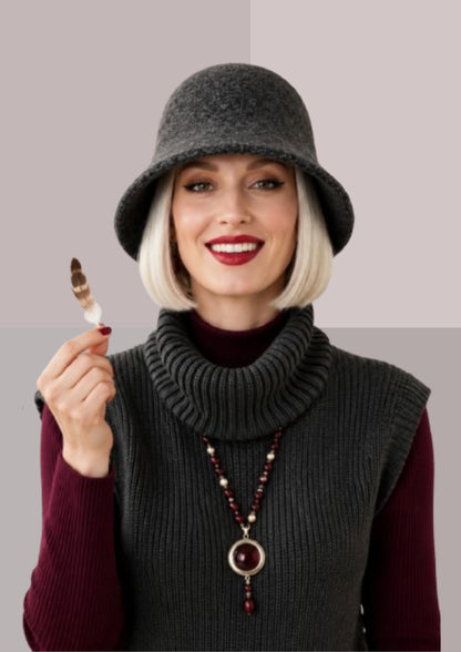 Bob femme chic gris, vue de face, doux et chaud  avec bord descendant encadrant harmonieusement le visage | Cap-Chapeau