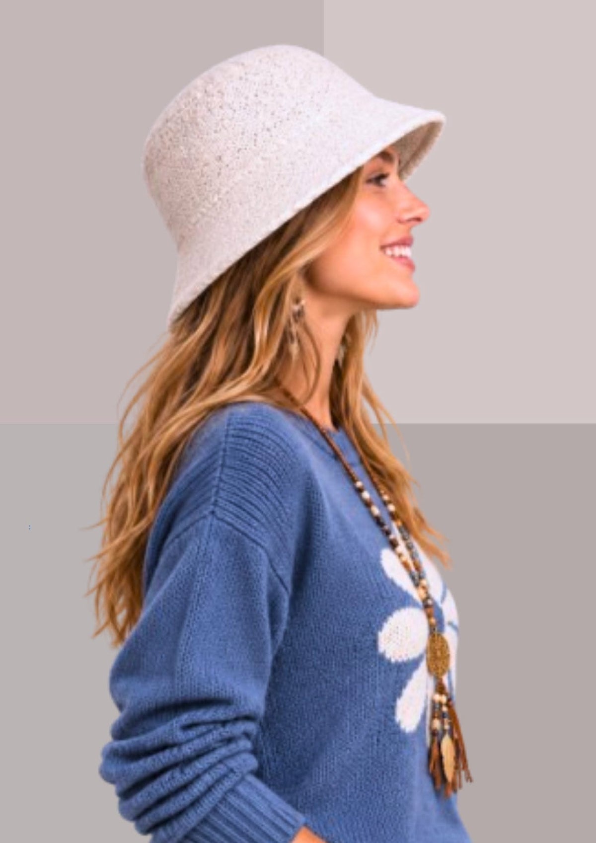 Bob femme chic blanc, porté de profil, calotte arrondie et bord souple descendant, allure rétro et féminine | Cap-Chapeau