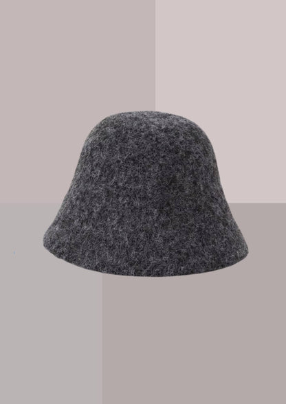 Bob femme chic gris, présenté seul, vue produit détaillant sa matière texturée, sa calotte arrondie et son bord souple | Cap-Chapeau