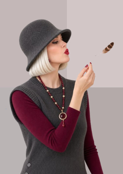Bob femme chic gris, en fibres mélangées avec laine, porté de profil, calotte arrondie et bord souple | Cap-Chapeau 
