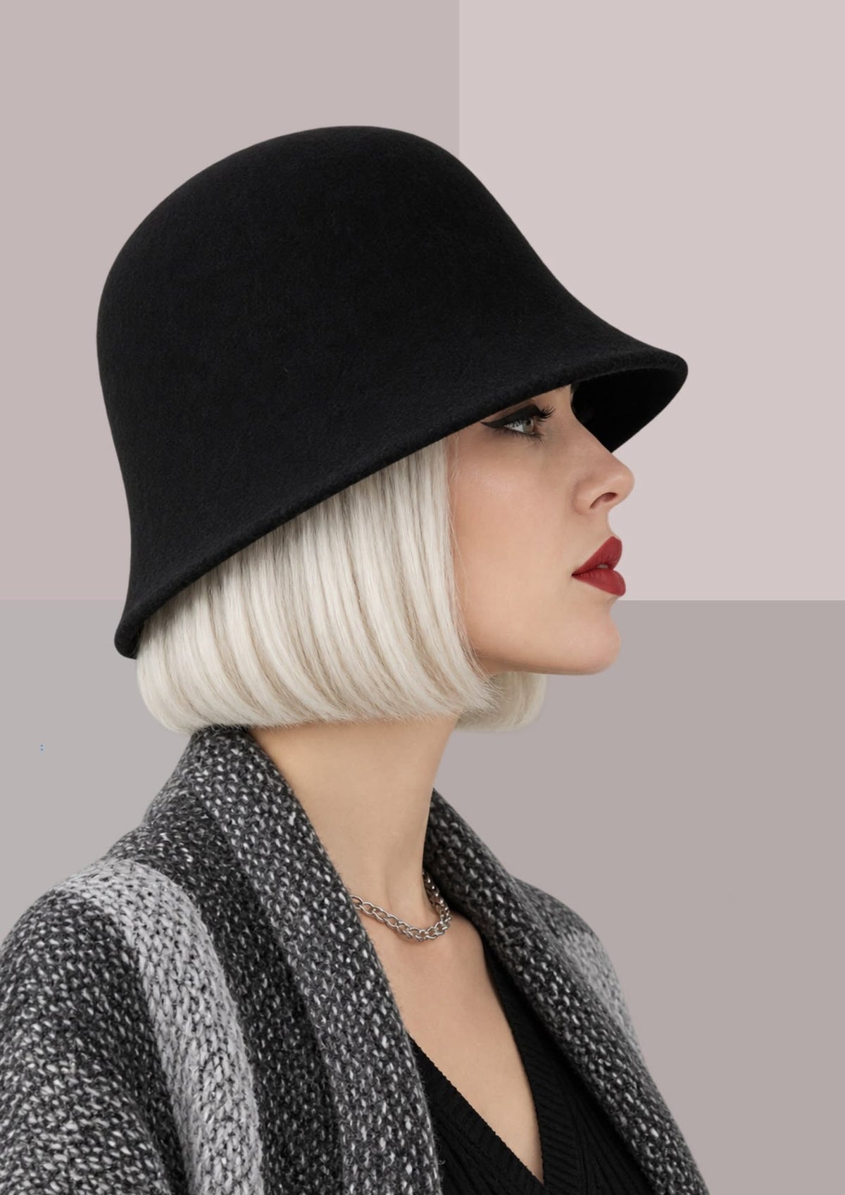 Bob femme chic noir porté de profil, couvre-chef souple en matière duveteuse avec bord légèrement descendant | Cap-Chapeau
