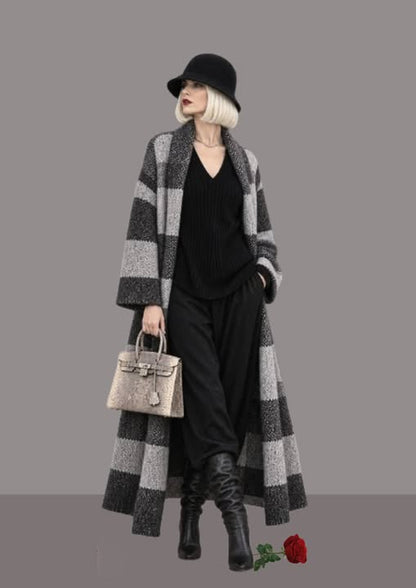 Bob femme chic noir porté en pied avec une tenue noire et grise, chapeau élégant femme pour un style urbain sophistiqué | Cap-Chapeau
