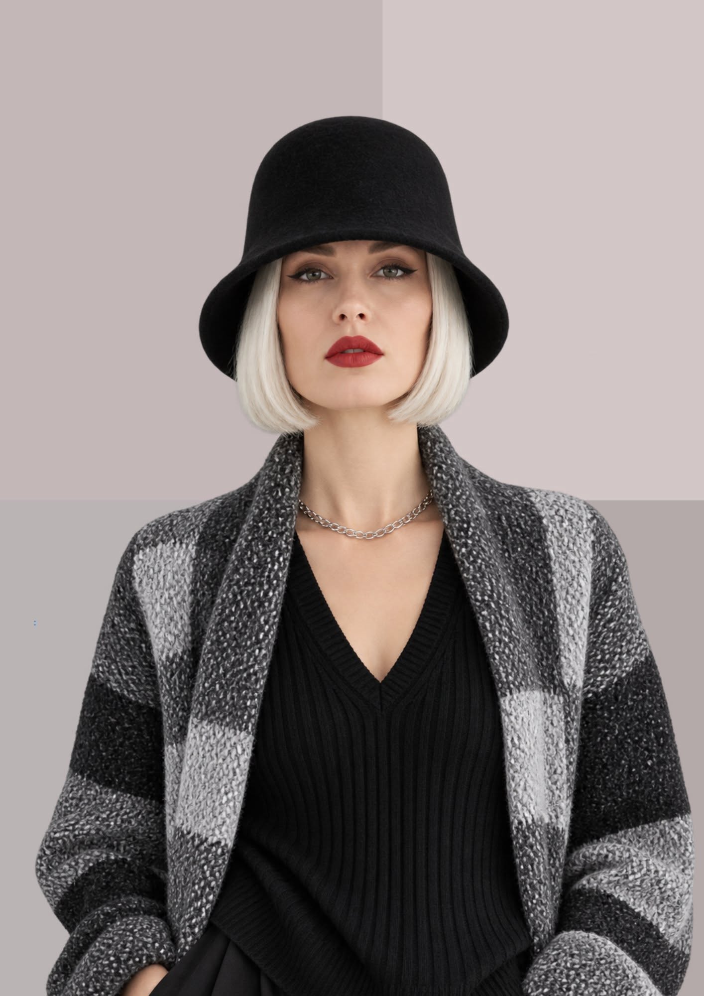 Bob femme chic noir porté de face, chapeau hiver femme à calotte arrondie et bord souple encadrant le visage | Cap-Chapeau