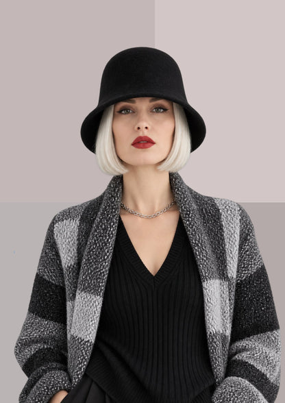 Bob femme chic noir porté de face, chapeau hiver femme à calotte arrondie et bord souple encadrant le visage | Cap-Chapeau