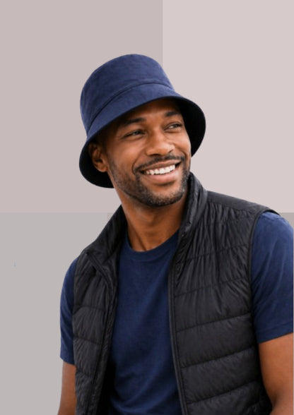 homme noir charmant avec chapeau bob marine, Tshirt marine et gilet doudoune noir| Cap-Chapeau