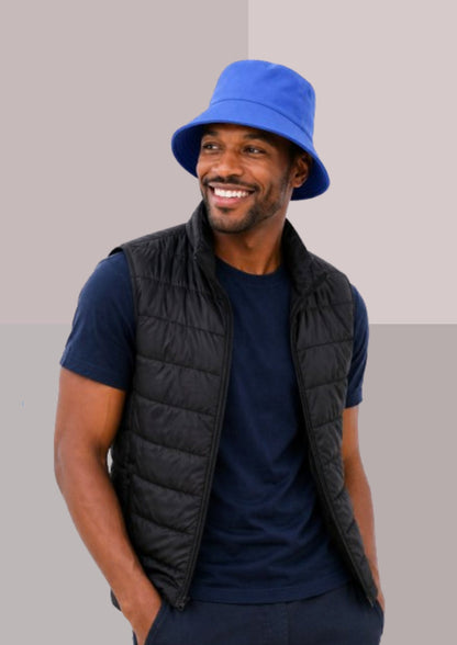 Homme noir avec tenue bleue marine et noire et chapeau bob bleu vif | Cap-Chapeau