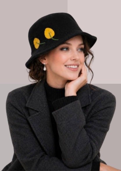 beau bob en laine souple et confortable agrémenté de deux feuilles jaune  brodées | Cap-Chapeau