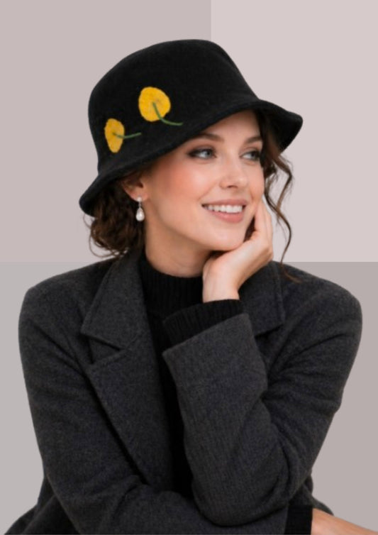 beau bob en laine souple et confortable agrémenté de deux feuilles jaune  brodées | Cap-Chapeau