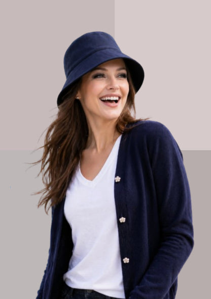 Femme en extérieur, cheveux longs au vent avec bob marine | Cap-Chapeau