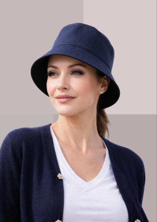 Bob reversible marine et noir en coton et polyester, belle qualité, sur tete de femme chic habillée avec Tshirt blanc et joli cardigan marine | Cap Chapeau