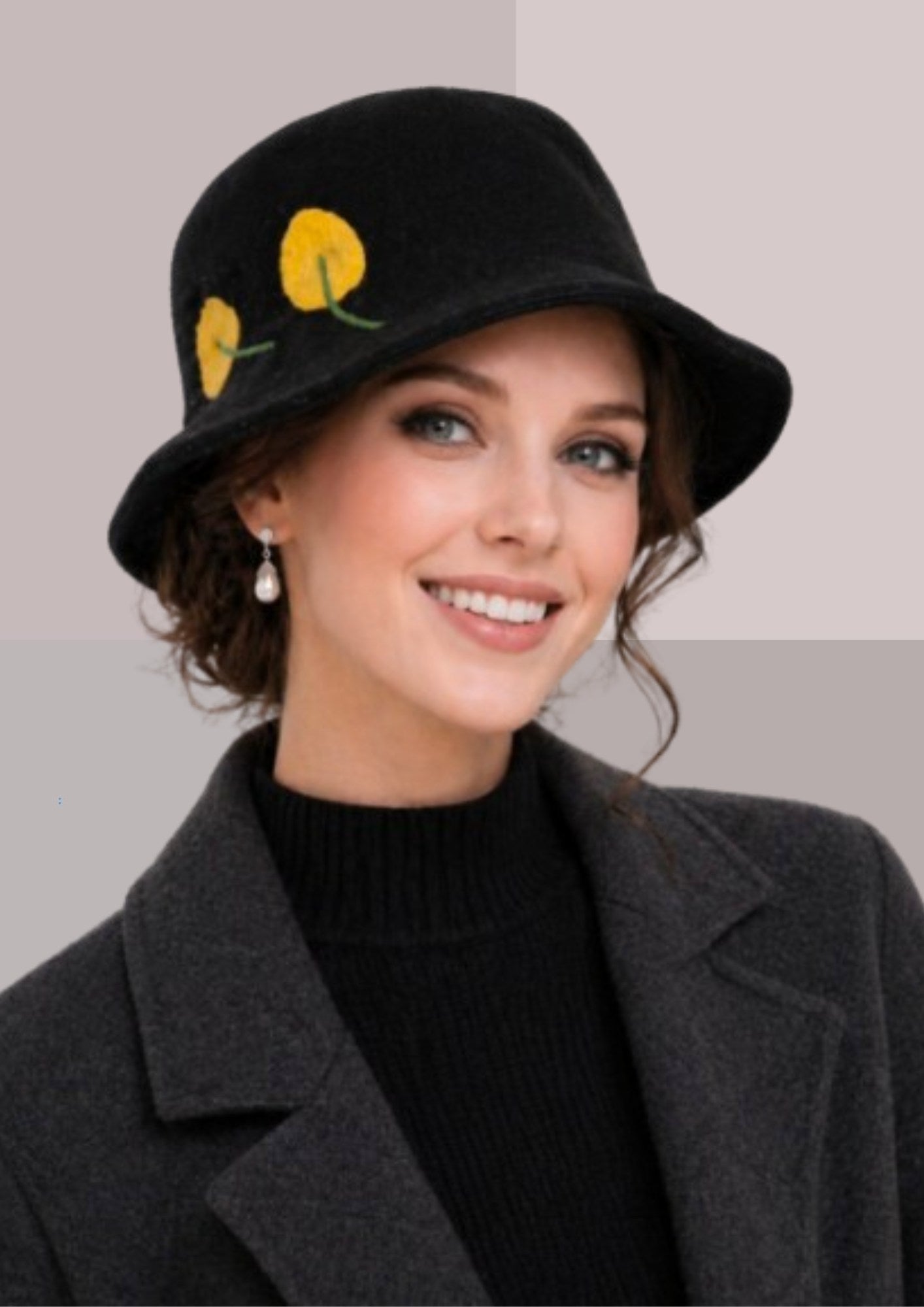 Femme brune teint contrasté Hiver portant chapeau cloche en feutre de laine avec décoration deux feuilles d'automne jaunes brodées sur le côté | Cap-Chapeau
